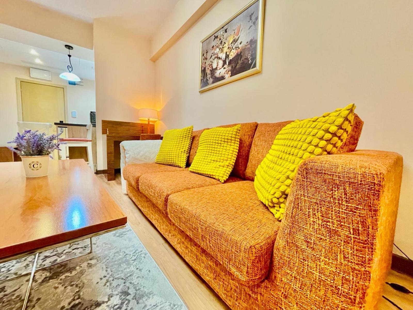 Royal Studio Apartment With A Perfect View - Yamaluxe 부쿠레슈티 외부 사진