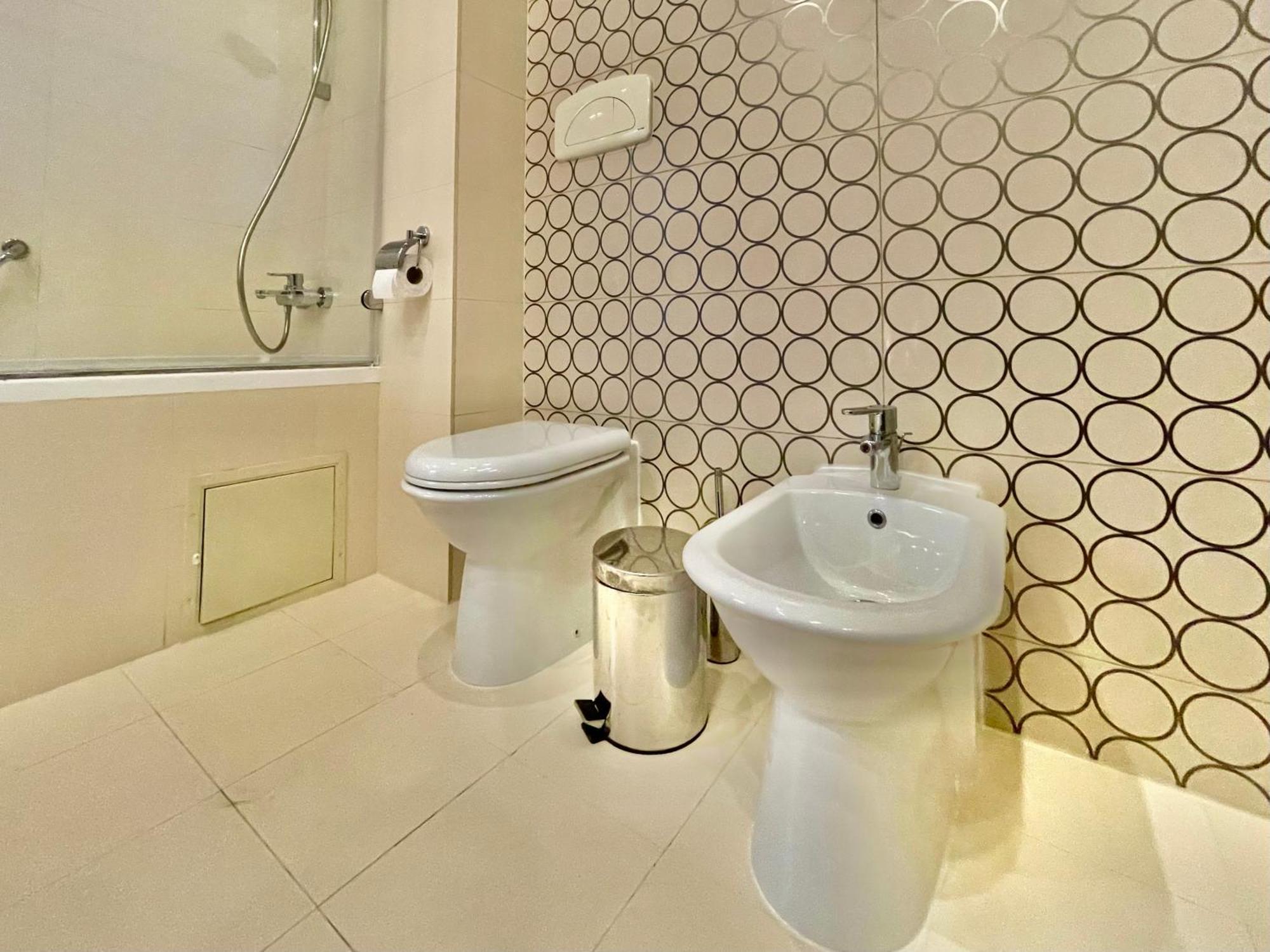 Royal Studio Apartment With A Perfect View - Yamaluxe 부쿠레슈티 외부 사진